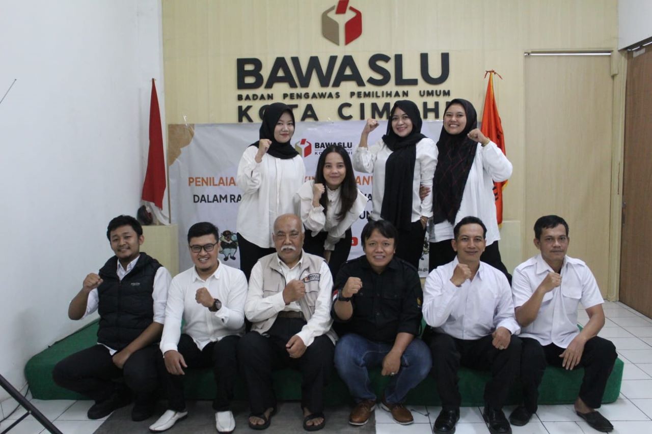 Foto bersama Panwaslu Existing