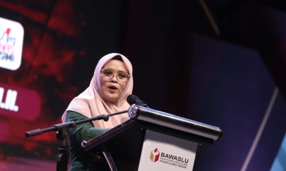 Lolly Suhenty Anggota Bawaslu