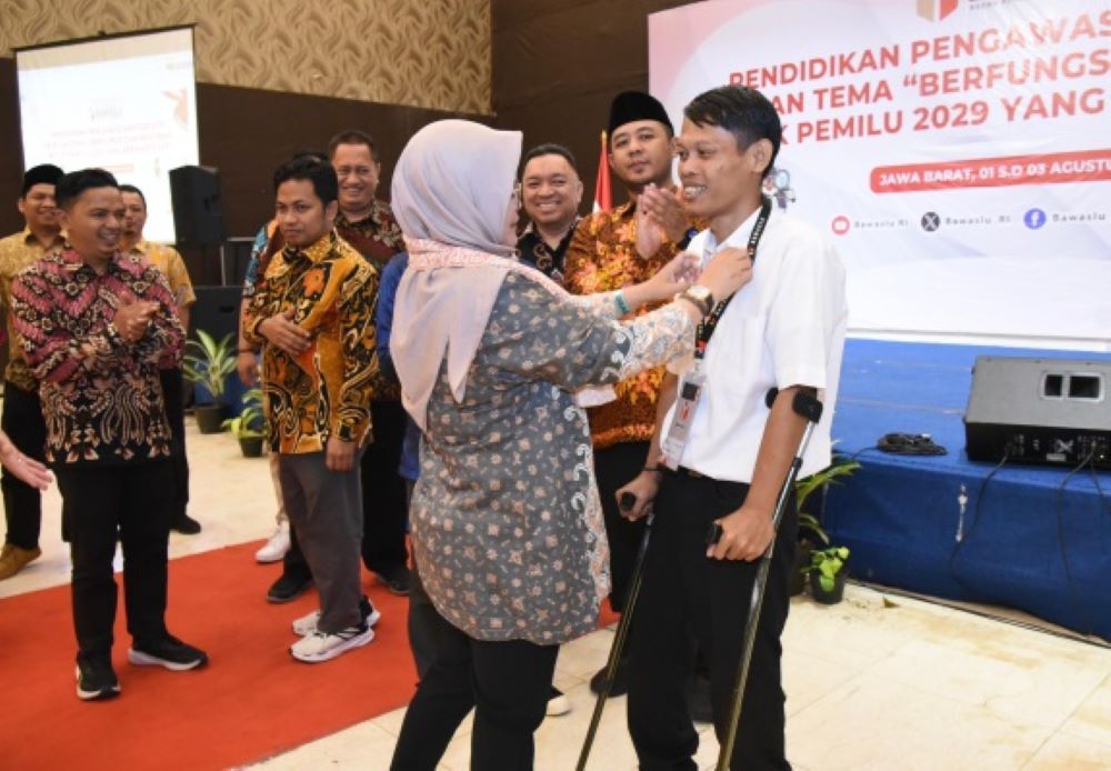 Lolly Suhenty Anggota Bawaslu