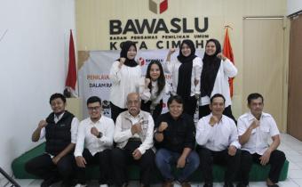 Foto bersama Panwaslu Existing