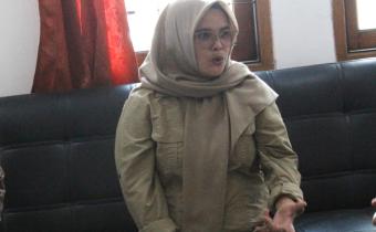 Lolly Suhenty Anggota Bawaslu