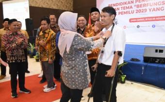 Lolly Suhenty Anggota Bawaslu